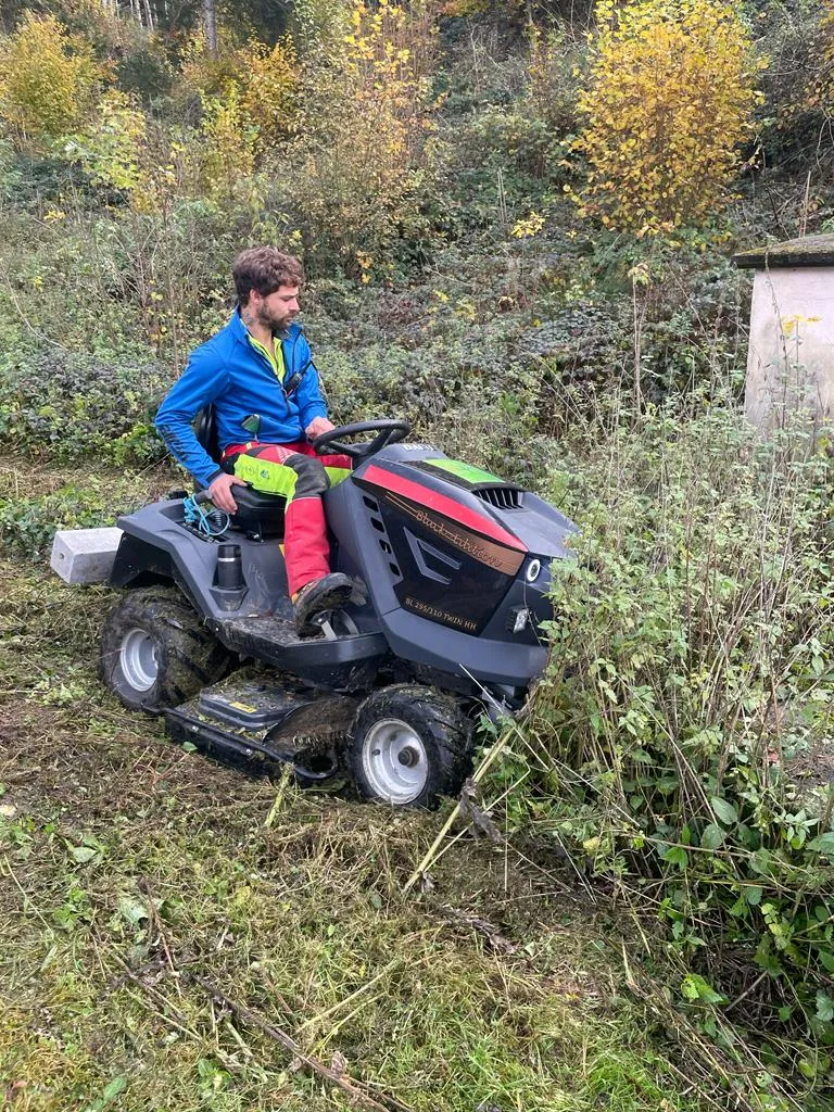Mäharbeiten in dichtem Gestrüpp mit einem Stiga-Aufsitzmäher